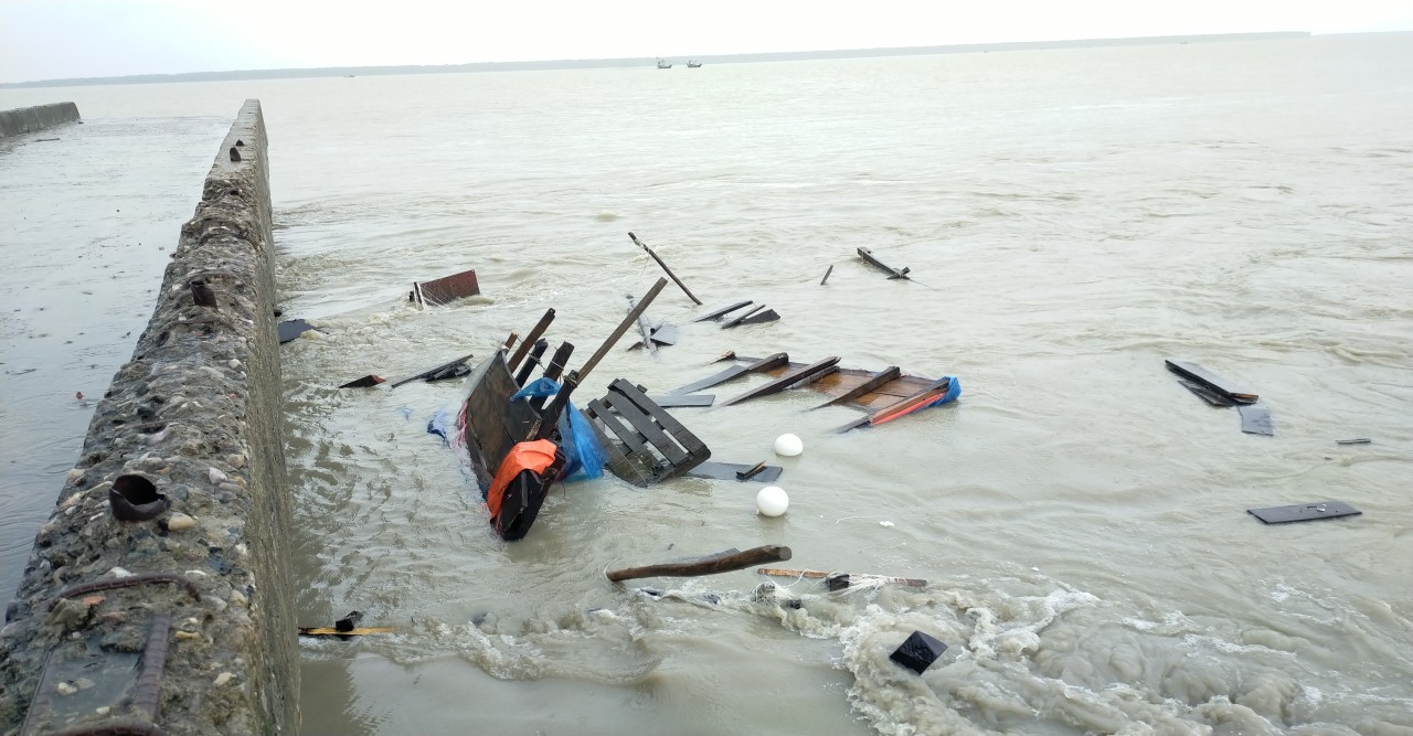 মনপুরায় ল্যান্ডিং স্টেশনের প্রান্ত ভেঙ্গে ট্রলার ডুবি